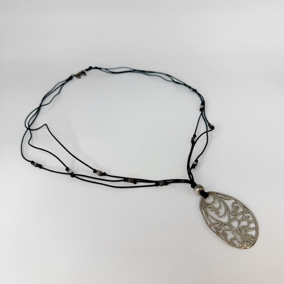 Silpada Silver Oval Scrollwork Filigree Pendant 3 Strand Necklace Retired - Picture 3 of 11